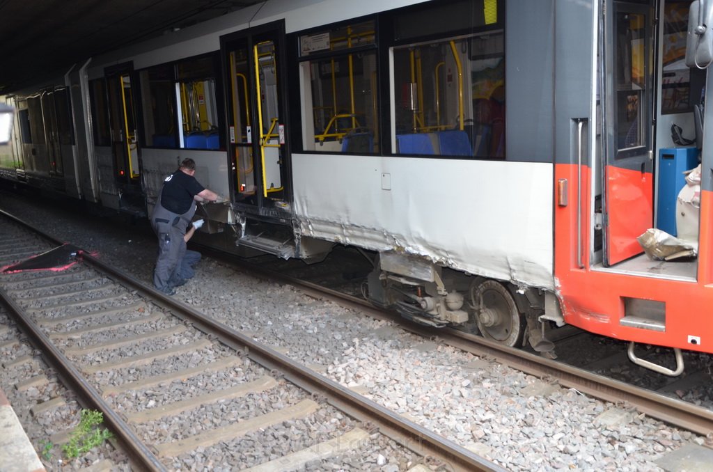 Unfall zwischen zwei KVB Bahnen Koeln Hoehenhaus Im Weidenbruch P109.JPG